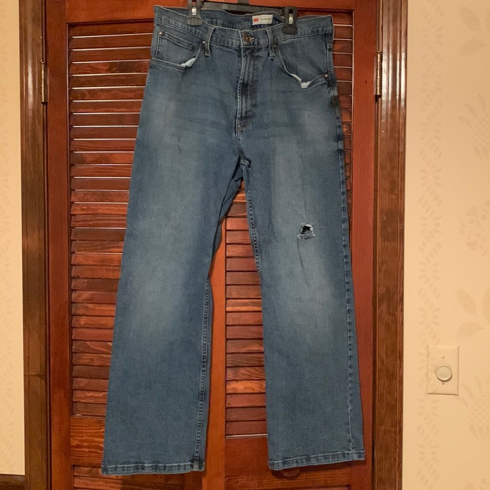 Men’s 36x30 Wrangler Relaxed Boot Jeans w/hole in knee